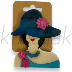  Kék kalapos hölgy kitűző