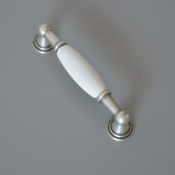 ITALMETAL Porcelán-fém fogantyú, antikolt ezüst fém - fehér porcelán színű, 96 mm furattávval (IT_M30_00_00_15)