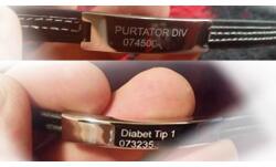 Bratara neagra medicinala cu placuta metalica gravata cu denumirea afectiunii si numarul de telefon