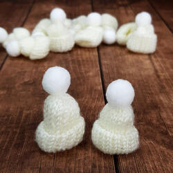  Mini kötött sapka fehér 12db/cs - karácsonyi koszorúhoz és asztaldíszhez