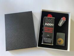 Zippo ajándék szett - Raven Design benzines öngyújtó, 125 ml benzin és tűzkő készlet díszdobozban (Z-190216)