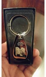  Breloc personalizat in forma ovala cu desfacator capace gravat cu poza si text - dalimag - 79,00 RON