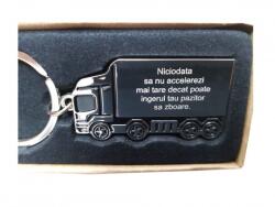  Breloc personalizat metalic in forma de TIR. camion gravat sa nu accelerezi