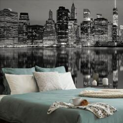 Dovido Öntapadó fotótapéta fekete fehér Manhattan tükörképe a vízben - 196x132 - dovido - 10 840 Ft