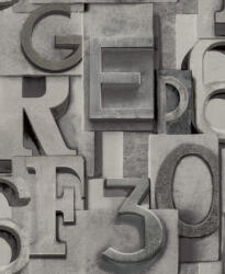  Grandeco Wanderlust WL2302 Vintage Tipográfia "Nagy"betűk beton és kőlapokon 3D hatás szürkésfehér szürke ezüst tapéta (WL2302)