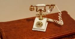 Hobbyplanet Telefon vintage alb cu auriu, miniatura pentru casute de papusi si colectii (CC73193)