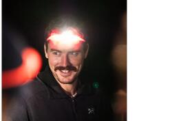 Knog Bandicoot Run 250 fejlámpa, USB-ről tölthető, 250 lumen, átlátszó szilikon pánt, bíborvörös (grape)