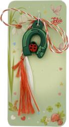 Jolie Martisor pentru Copii, Jolie, Model POTCOAVA cu BUBURUZA, din Cauciuc, cu Snur Impletit Alb/Rosu, Ambalaj Carton cu Design, Verde inchis (165809)