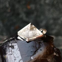 Ezera Pandantiv piramida din cristal Meru cu simbol Sri Yantra, sculptata manual, din argint (PAGMERSY)