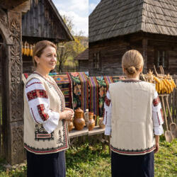 Ie Traditionala Vesta din stofa traditionala Lucia