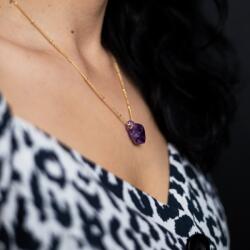 Ezera Colier pietre naturale Kalindi din Ametist brut, placat cu aur de 18K (EZCKAL)