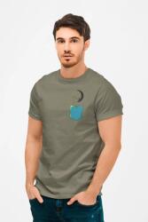 D&B Férfi/Unisex Póló PO00007 Child on Moon Pocket Katonai zöld-Méret XL (PO00007ChildonMoonPocketMilitaryXL)