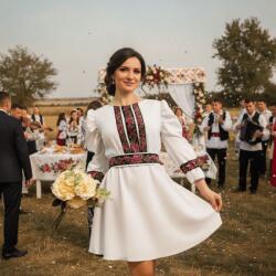 Ie traditionala Rochie Traditionala Trandafira