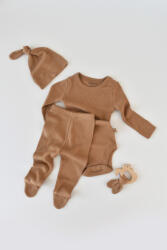 BabyCosy Set 3 piese: body cu maneca lunga, pantaloni lungi cu botosei si caciulita din bumbac organic si modal - Maro BabyCosy (Marime: 3-6 Luni)