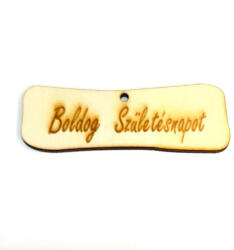  Natúr fa hosszúkás tábla, lekerekített sarkú, 'Boldog Születésnapot' felirattal. Mérete: 7, 5x2, 6 cm