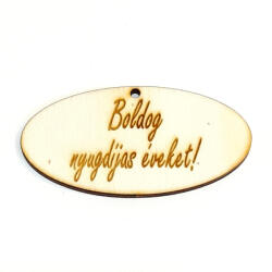  Natúr fa ovális tábla 'Boldog nyugdíjas éveket' felirattal. Mérete: 7x3, 5 cm