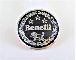 Benelli 05531P180000 embléma Benelli Váz, idomok és járműkiegészítők Matricák és járműdekoráció Emblémák, jelvények és típusfeliratok