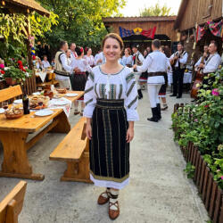 Ie traditionala Costum popular format din catrinta , brau si ie - Venus