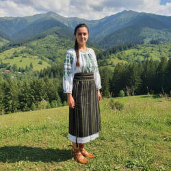 Ie traditionala Costum popular format din catrinta , brau si ie - Victoria