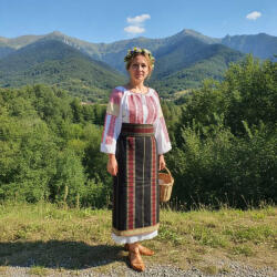 Ie traditionala Costum popular format din catrinta , brau si ie - Regina