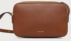 Calvin Klein keresztpántos táska női műbőr - barna Univerzális méret - answear - 39 890 Ft