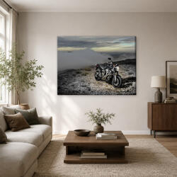 Yamaha egyedi V-twin motorkerékpár ködös hegytetőn vászonkép (bety_6678)