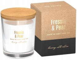 BISPOL Fressia & Pear szójagyertya üvegben, 130g, fa tetővel (SN73-326)