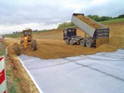  Geogrila biaxiala de armare 30/30kN, dimensiune rola 3.95x50m, realizata din polipropilena extrudata (PP), cu noduri rigide si stabilizare UV. Se ambaleaza la rola si armeaza straturile suport de piat