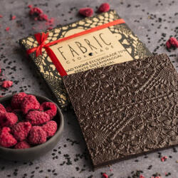 Fabric Chocolate - Ecuador-i 72 % étcsokoládé málnával és fekete szezámmaggal 75 g