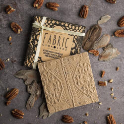 Fabric Chocolate - Citromos-fahéjas fehércsokoládé karamellizált pekándióval 75 g
