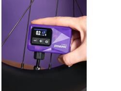 Dynamic Bike Care Dynamic Turblo 2 elektromos minipumpa, nyomásmérős, akkumulátoros, 8 bar, minden szeleptípushoz, 119g, lila