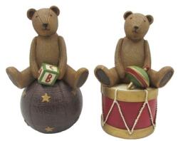  Dekoráció maci labdán, dobon, dobozzal, búgócsigával ülő poly 12x101x20cm barna/piros 2 féle 1db, figura nem választható (CY380004R)