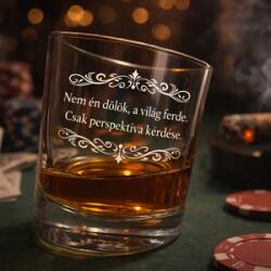 Ajándékbor kft Prémium ferde whiskyspohár gravírozva - „Nem én dőlök, a világ ferde (WHI8)
