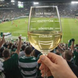 Ajándékbor kft Gravírozott focis borospohár kedvenc csapattal (POH10)