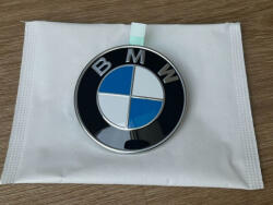  Gyári BMW i4 (G26) 74mm-es első lökhárító embléma - 51149498991 (538302)