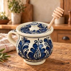 ATELIER 49 Borcan pentru miere din ceramica, 500 ml, cu capac si lingura din lemn, pictat manual (ATE49-ART-113452) Tava