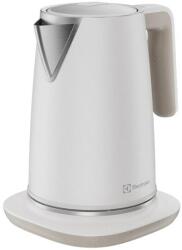 Electrolux Nordic Timeless Collection E6K1-6SW vízforraló, 2400 W, 1, 7 l, előre beállítható hőmérséklet 40° és 100 °C között, Turbó funkció a gyors forraláshoz, 40 perces hőmérsékletfenntartó funkció, Fehér (E6