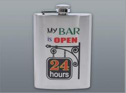  Rozsdamentes acél laposüveg - szálcsiszolt ezüst színű, My Bar Is Open mintával, 6 oz (177 ml) (DM-6-4018)