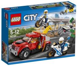 LEGO® City - Bajba került vontató (60137)