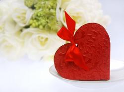 dombornyomott szív alakú dobozka szalaggal, piros (10x9x3 cm)-10 db