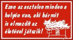  Ezen az asztalon minden a helyén van humoros vicces tábla matrica