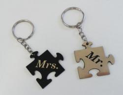 Mr és Mrs puzzle alakú összetartozó biléta pároknak egyedi szöveggel kulcstartó lánccal és karikával ellátva 2db-os gravírozott műanyag kivitelben többféle színben