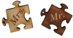 Mr és Mrs puzzle alakú összetartozó biléta pároknak egyedi szöveggel kulcstartó lánccal és karikával ellátva 2db-os gravírozott bükkfa kivitelben