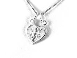 Ezüst Love feliratú, két arcos kettépattintható ezüst szív medál