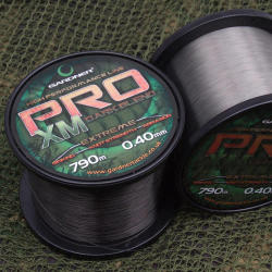 Gardner Pro XM monofil zsinór Dark Blend 0.40 790m (4978-6017-6014-6015)