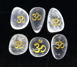  Simbolul AUM - OM pe Cuart Alb -36-49 x 26-34 mm - 1 Buc