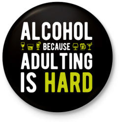 printfashion Alkohol, mert felnőttnek lenni nehéz - Kitűző, hűtőmágnes - Fekete (3096716)