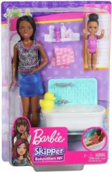 Mattel Barbie Babysitters Mulatra cu un copil la baie FXH06 Papusa Barbie