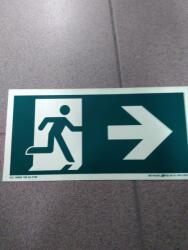  munkavédelmi tábla utánvilágító 300x150 menekülési út jobbra