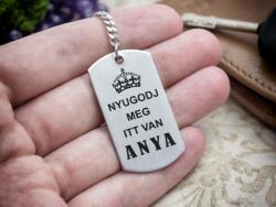 R.M. ékszer Nyugodj meg, itt van anya - vicces gravírozott acél kulcstartó (13223-RM-D)